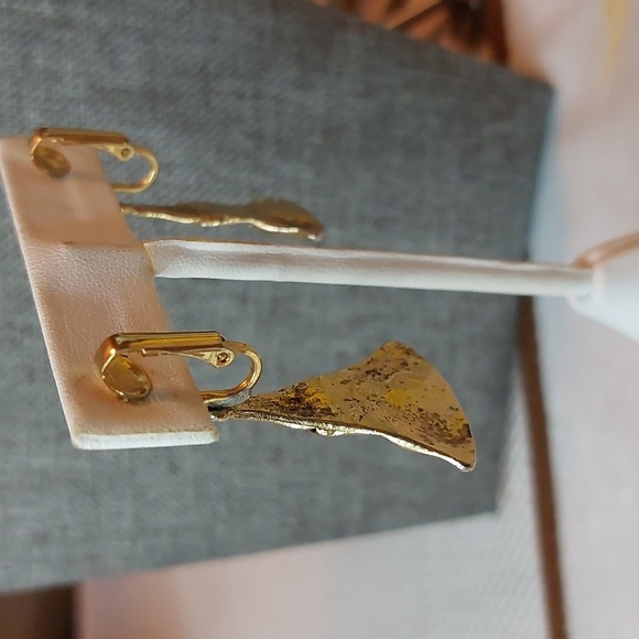 Goldtone Textured Nugget Style Triangle Clip-on Earrings Dangle Dangly - Picture 4 of 5